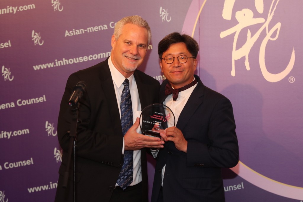 Yong-Pyo Yeom of Yulchon is presented with the Visionary Law Firm Asia award by Matthew Kendrick