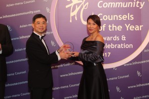 Financial Services (ex-Banking) Middle East Winner: Cisco Capital – Geordie Toh of Cisco Systems receives the award from Ivy Lai of Reed Smith