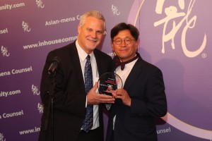 Yong-Pyo Yeom of Yulchon is presented with the Visionary Law Firm Asia award by Matthew Kendrick