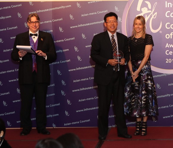 Transactional Winner: Melco Resorts & Entertainment – Tim Sung of Melco Resorts & Entertainment receives the award from Kirsty Dougan of Axiom