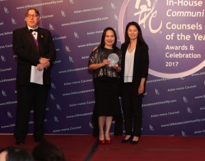 Change Management Asia Winner Ibiden Philippines – Racquel Ros of Ibiden (left) receives the award from Kathy Yeung of Blackberry
