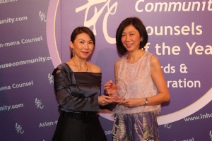 Insurance Team Winner: AIG Asia Pacific Insurance –  Christine Tam of AIG (right) receives the award