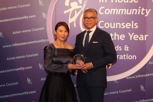 Financial Services (ex-Banking) Asia Winner: Aboitiz Equity Ventures – Manuel Colayco of Aboitiz collects from Ivy Lai of Reed Smith